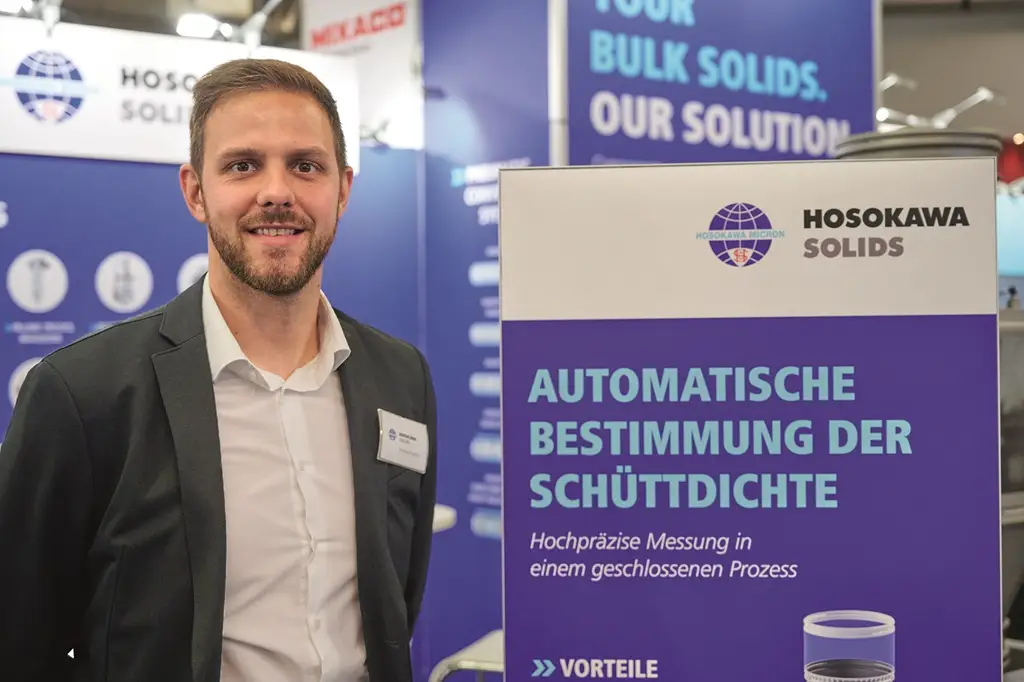 Thomas Kubina der Hosokawa auf dem Messestand der Solids 2024