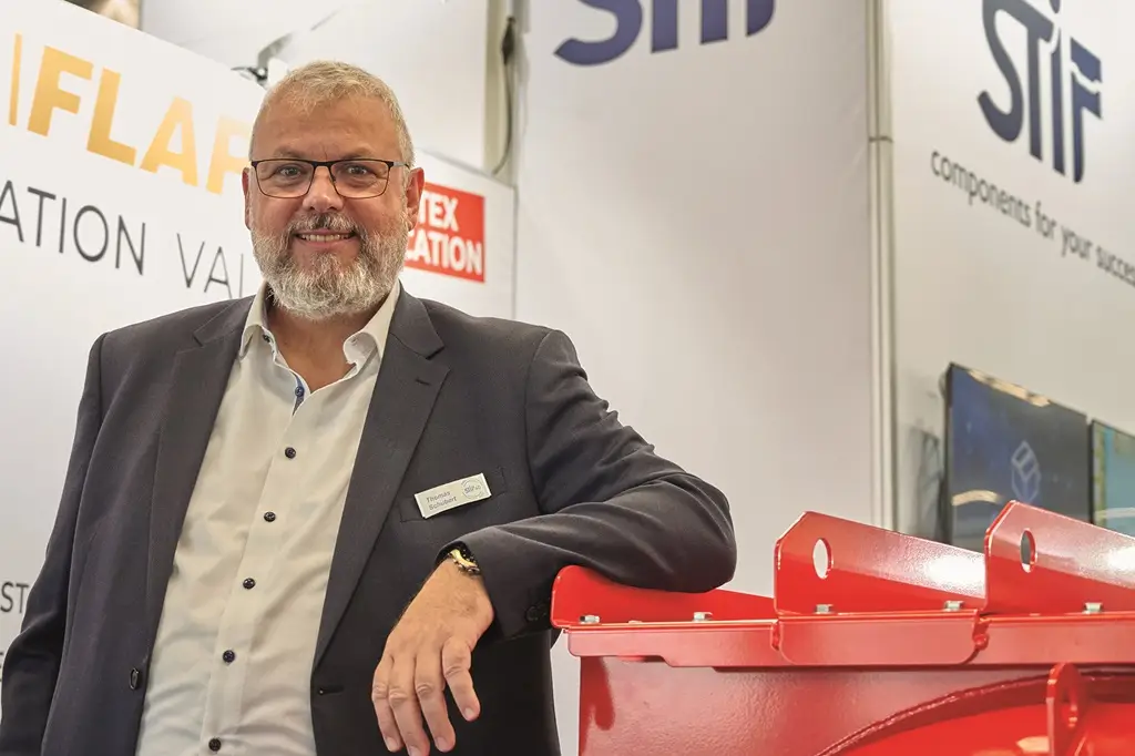 Thomas Schubert der STIF France auf dem Messestand der Solids 2024 in Dortmund