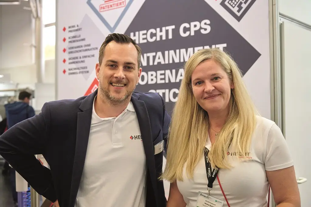 Tobias Leder und Verena Schmid von HECHT Technologies GmbH auf ihrem Messestand der Solids 2024 in Dortmund
