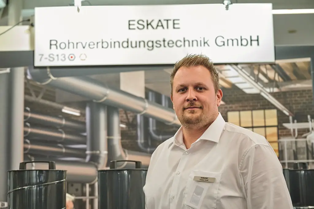 Tristan Kraft der ESKATE Rohrverbindungstechnik GmbH auf dem Messestand der Solids 2024 in Dortmund