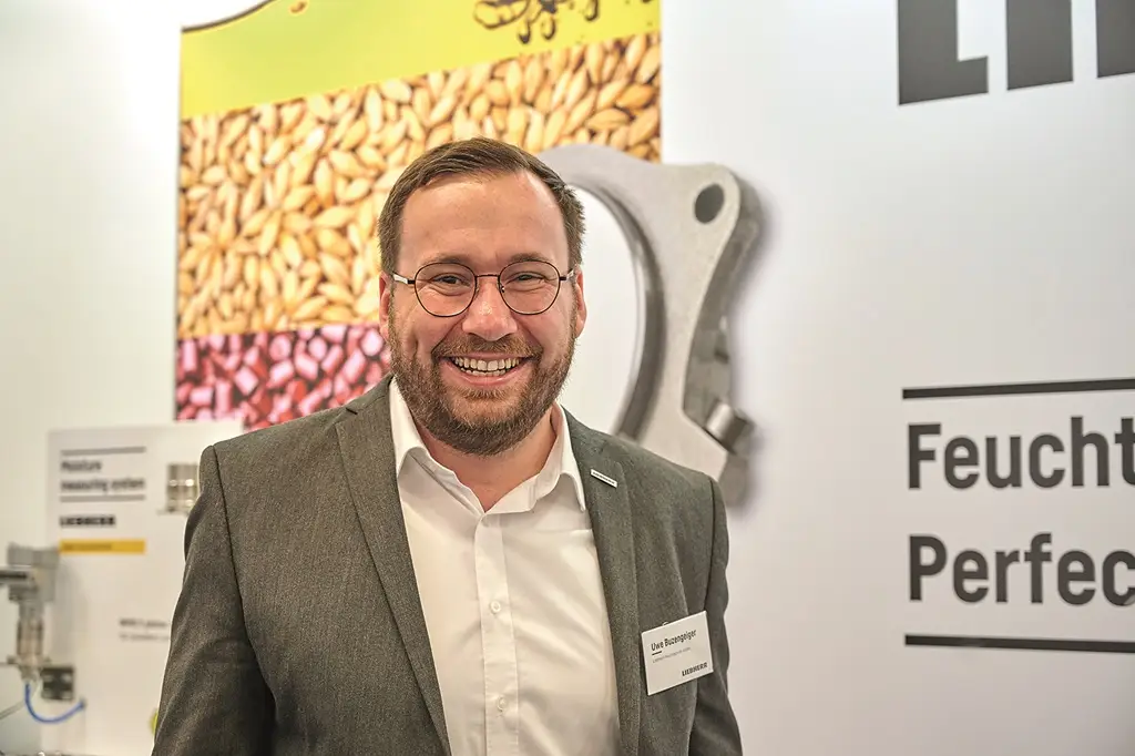 Uwe Buzengeiger von Liebherr-Mischtechnik GmbH auf dem Messestand der Solids 2024