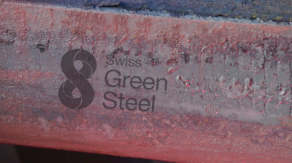 Rötlicher Stahl mit einem Stempeldruck: Swiss Green Steel