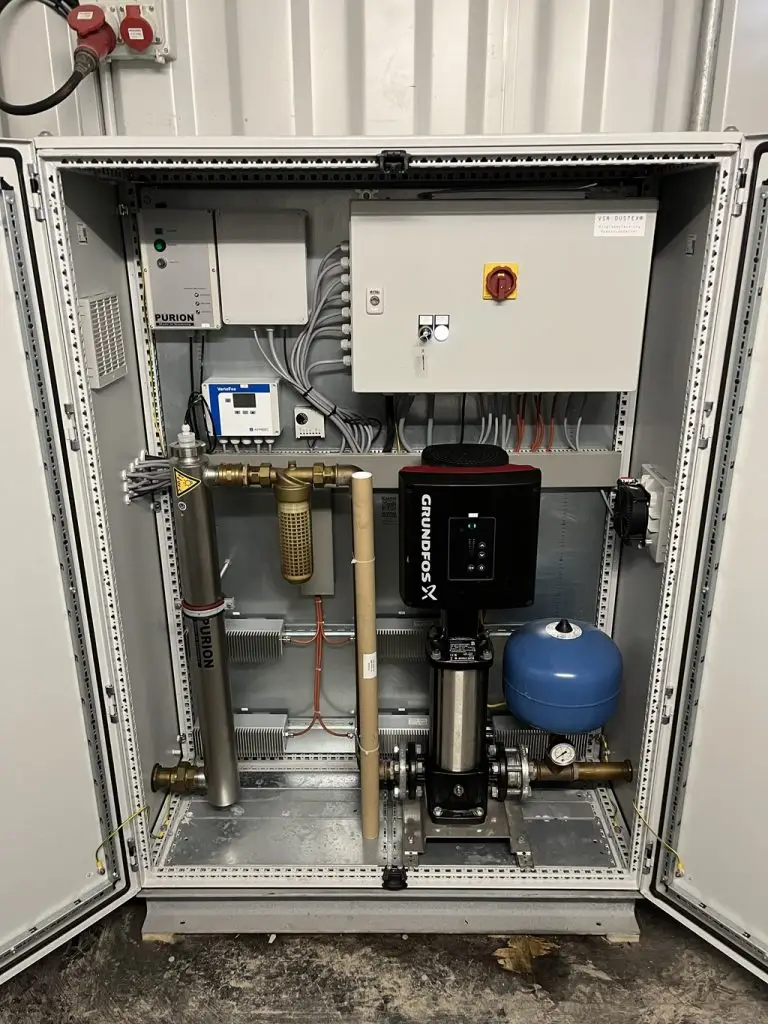 Schalt- und Steuerungskasten mit einer Pumpe zum Regulieren der Wassermengen für eine Staubbindeanlage