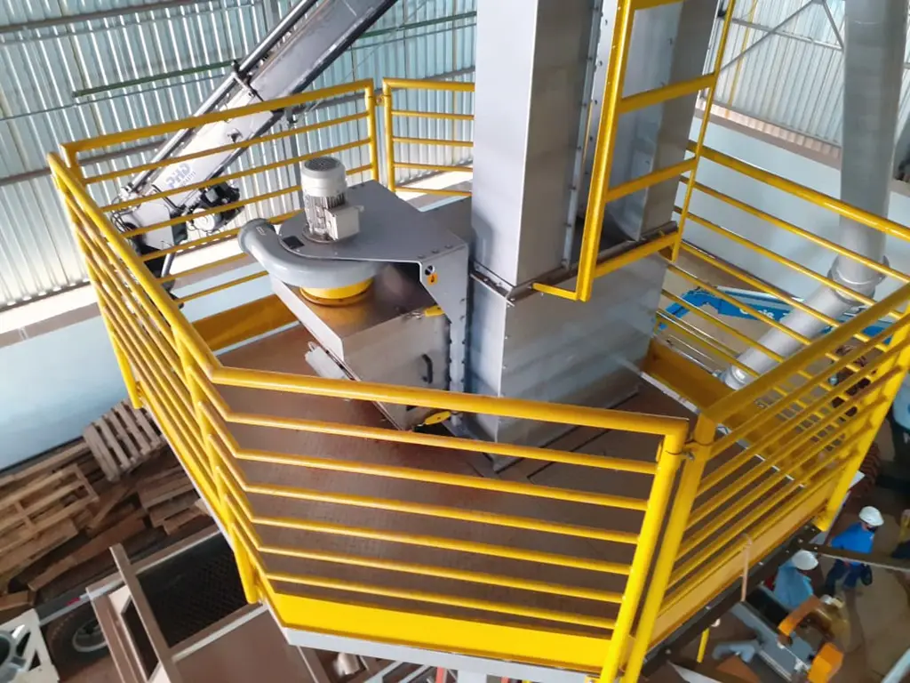 Entstaubungsanlage in einer Industriehalle aus der Vogelperspektive