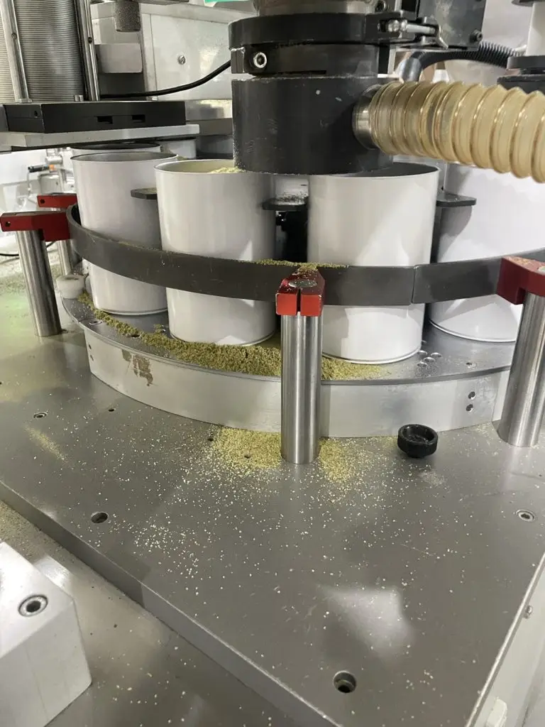 Befüllung von Dosen, bei denen Material aus den Dosen übergelaufen ist.