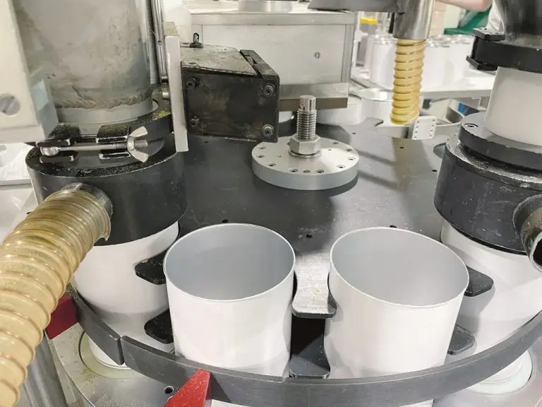 Befüllung mit Dosen, die keinen Ausschuss produziert.