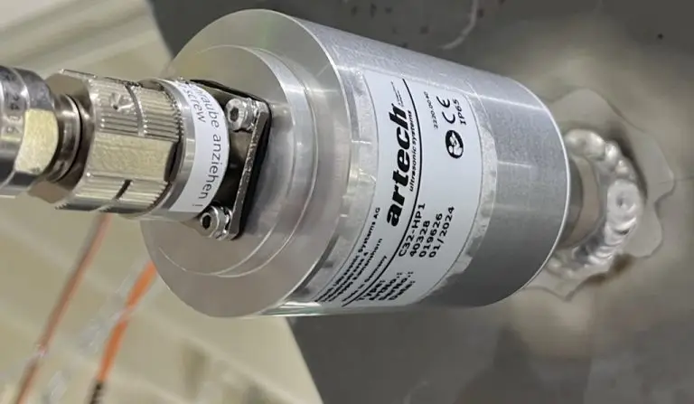 Ultraschallkonverter, der an einem Aluminiumtrichter verschweißt ist.