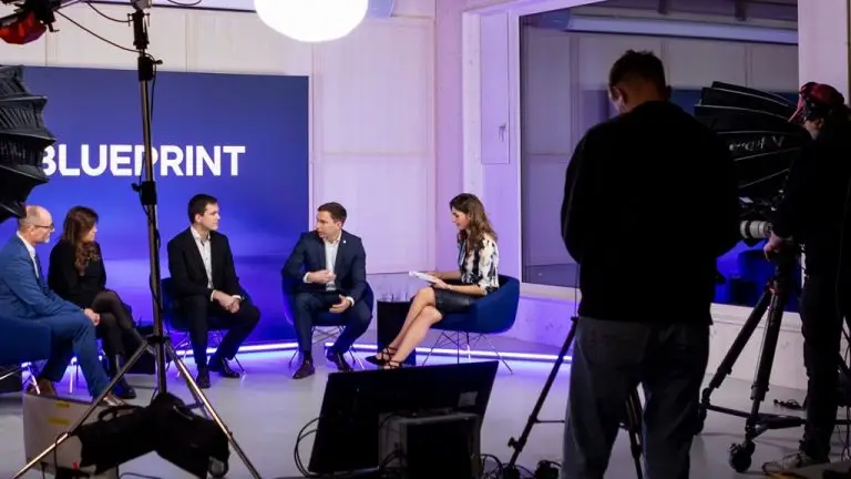 Bildschirm, auf dem Teilnehmer des Blueprint Life-Talks sichtbar sind.