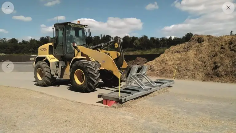 Bagger mit Fegeapplikation. Hinter dem Feger ist alles sehr sauber.