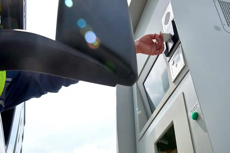 Einfahrtskarte wird in den Kartenslott eines Sicherheits und Logistik Systems geschoben