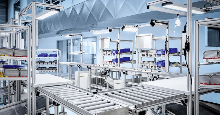 Eine Verpack- oder Installationsstation in einem Industrieunternehmen