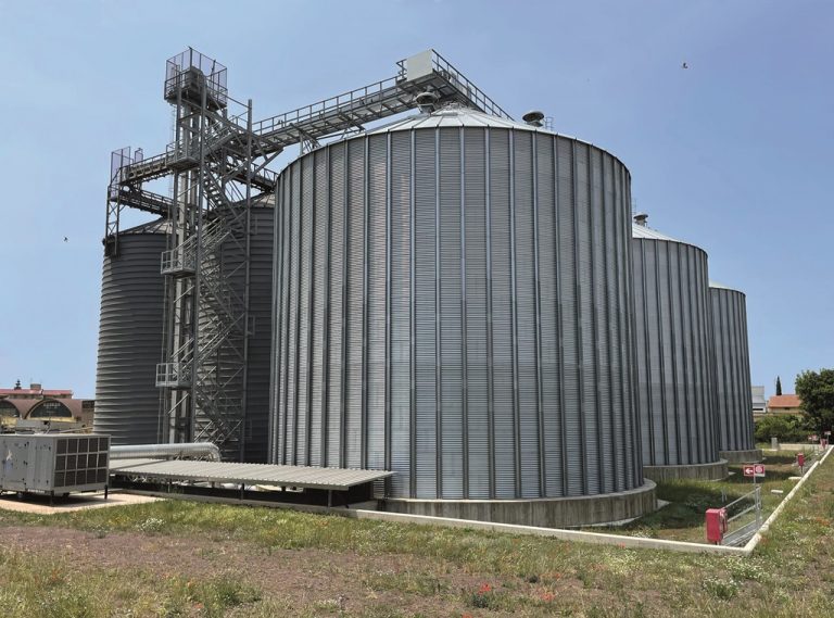 Im Außengelände mit fünf sichtbaren Silos.