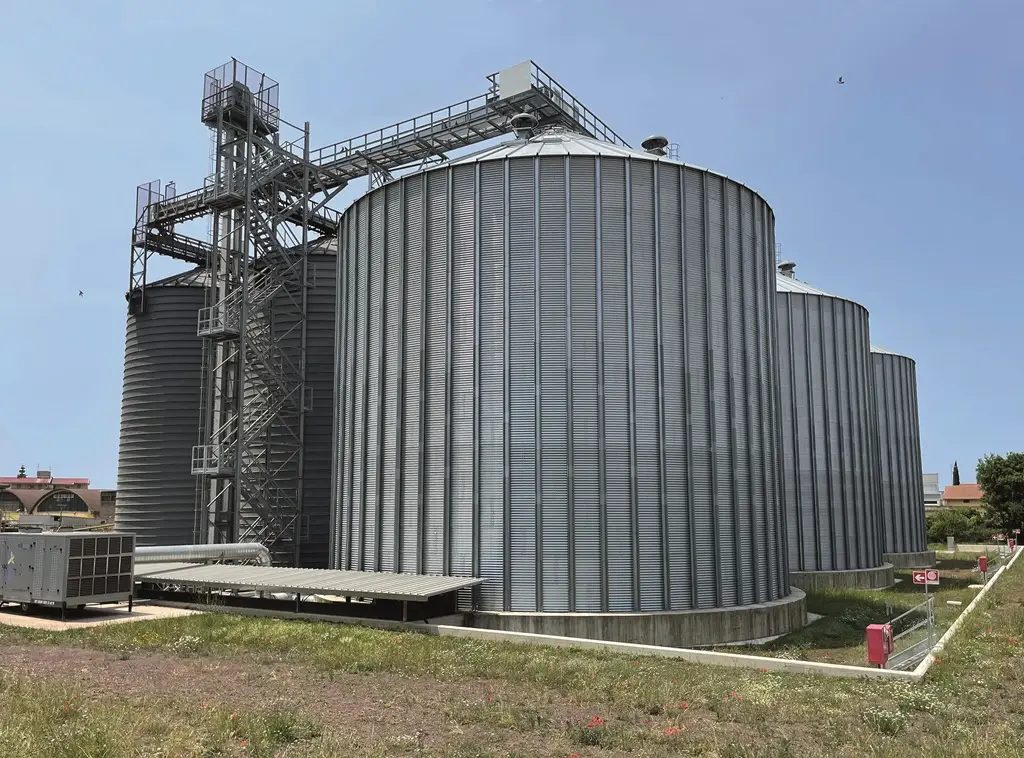Im Außengelände mit fünf sichtbaren Silos.
