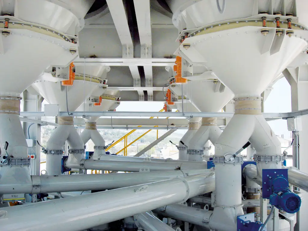 Blick unter eine Siloanlage mit Vibrationsaustragsböden.