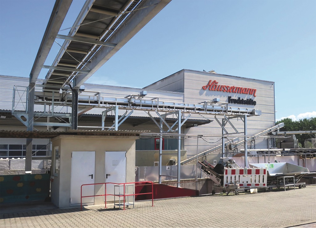 Förderanlage vor dem Industriegebäude der Häusermann