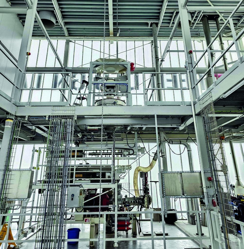 Produktionslinie auf zwei Etagen im Feed Lab Design Testlabor