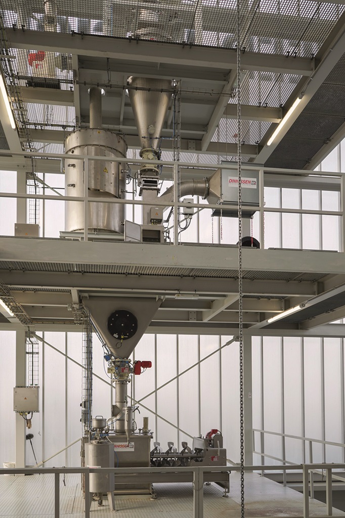Zwei Etagen des Feed Labs mit Materialfluss Industrie Maschinen.