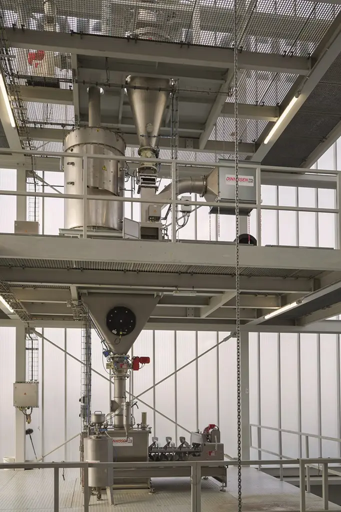 Zwei Etagen des Feed Labs mit Materialfluss Industrie Maschinen.