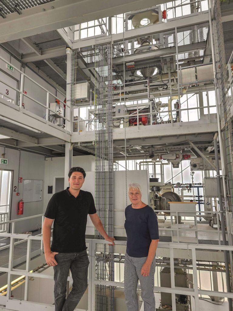 Juul Jenneskens (Dinnissen) und Trudy van Megen (FDL) stegen am Geländer der Feed Lab Versuchsanlage