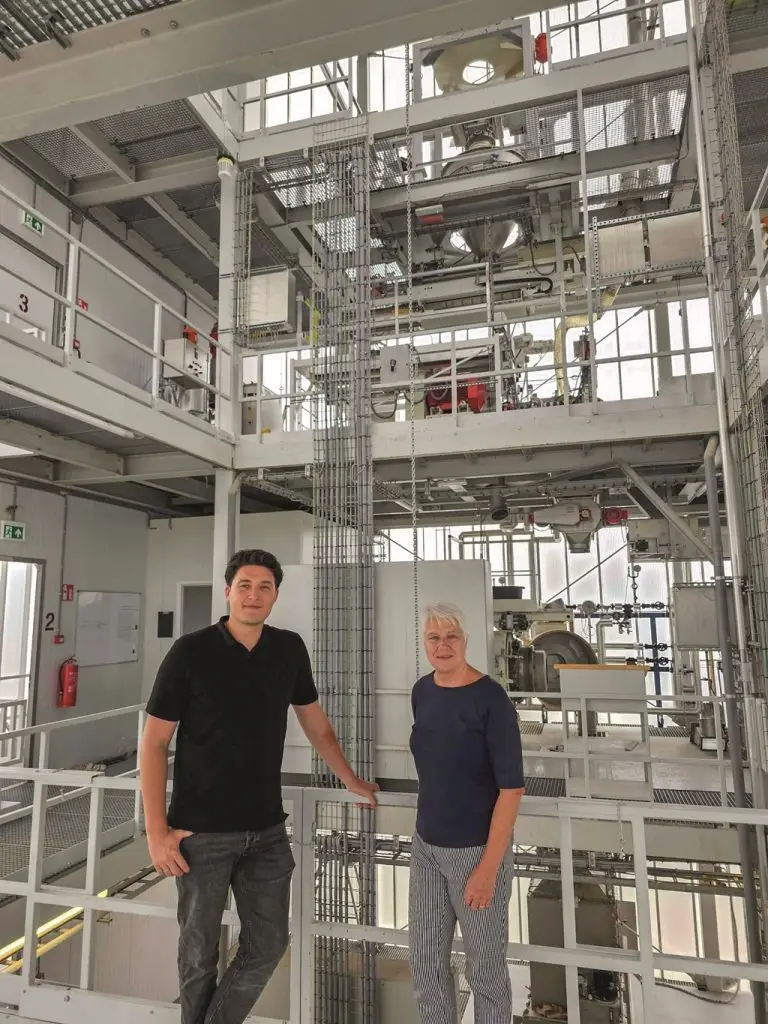 Juul Jenneskens (Dinnissen) und Trudy van Megen (FDL) stegen am Geländer der Feed Lab Versuchsanlage