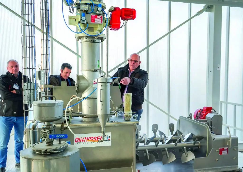 DSIV-Mitglieder untersuchen den Versuchsaufbau an einem Dinnissen Industrie-Mischer.