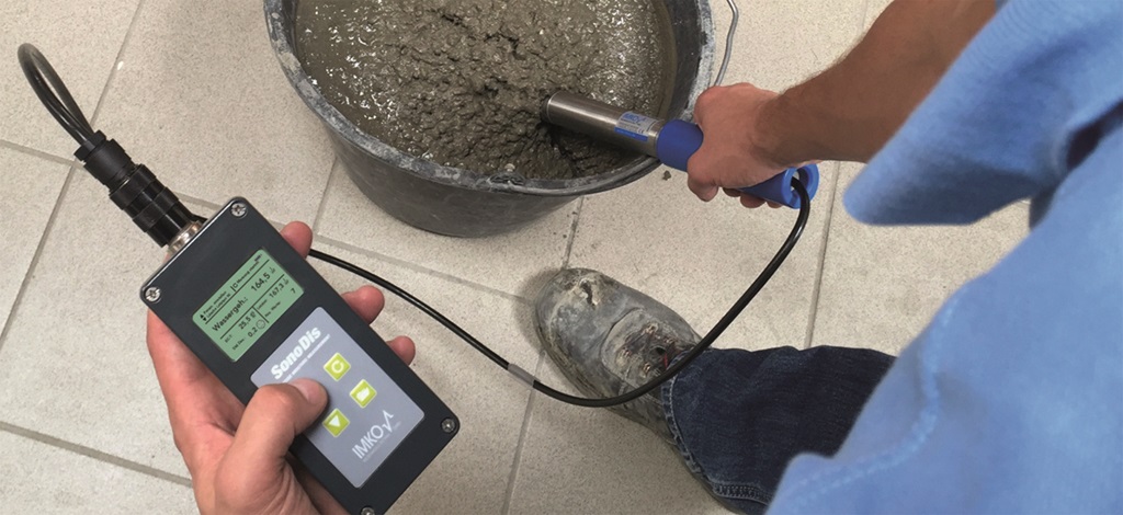 Feuchtemessung mit einem Handsensor der feuchten Materie in einem Eimer