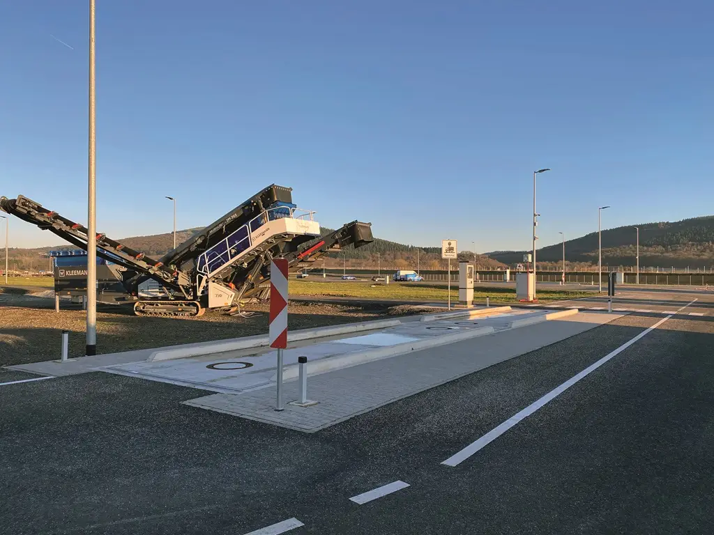 Wägestelle für Lastwagen auf einem Industrie-Außen-gelände
