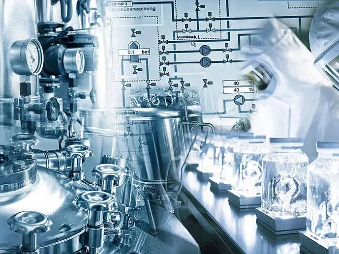 Kollage aus Bauplan, Industriemischer, Überdruckanzeiger, Laborverwiegung und Menschen in Schutzanzügen