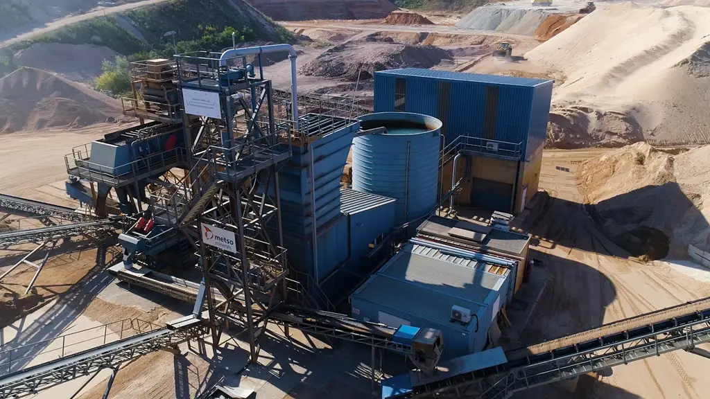 Sandaufbereitung in einem Tagesbauwerk mit Förderbändern und Zentrifugentechnologie