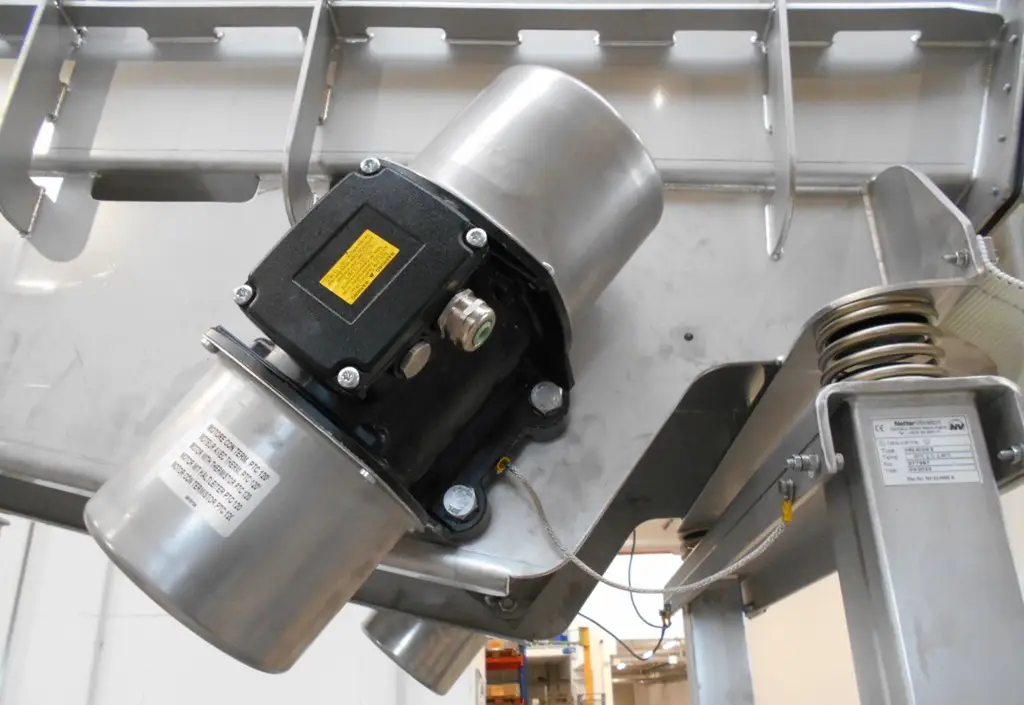 ATEX-geschützter Vibrationsmotor unter einer Vibrationsrinne der NetterVibration
