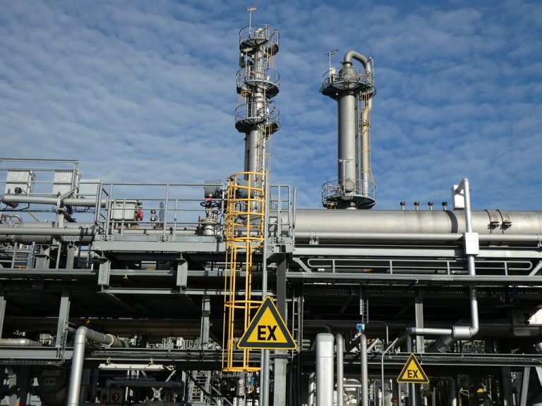 Industrie-Anlage mit Ex-Schutz Schildern davor.