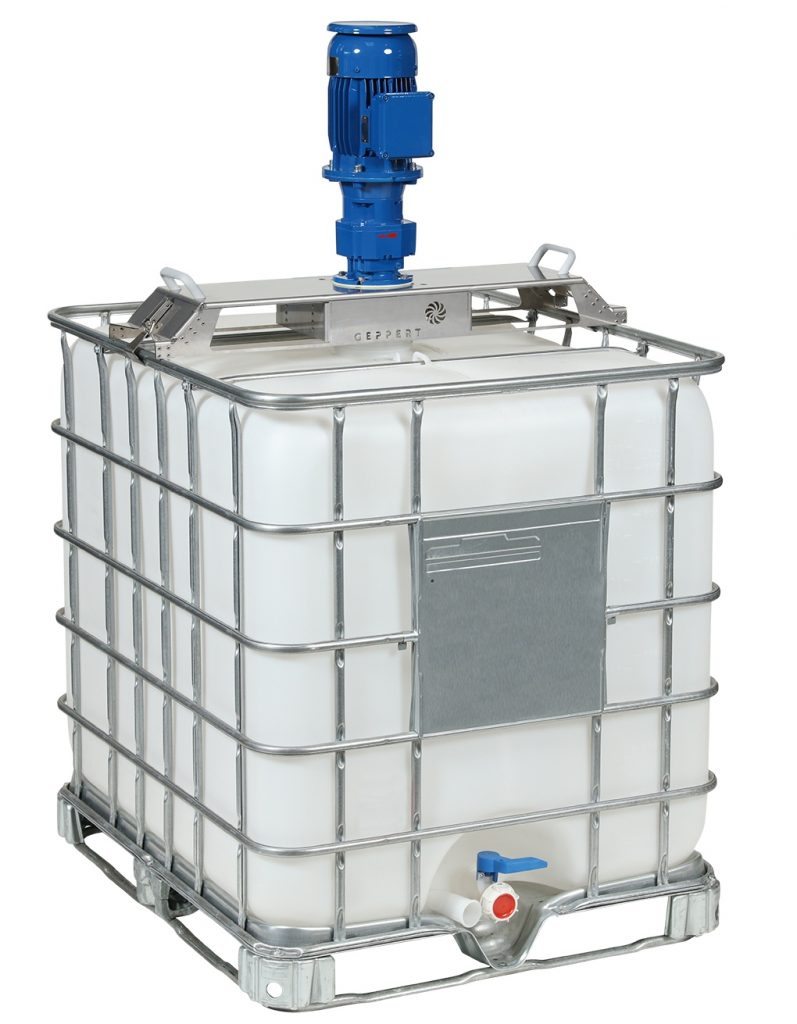 Quadratischer Käfig, in dem ein Plastikcontainer steckt. Oben auf ein Rührwerk.