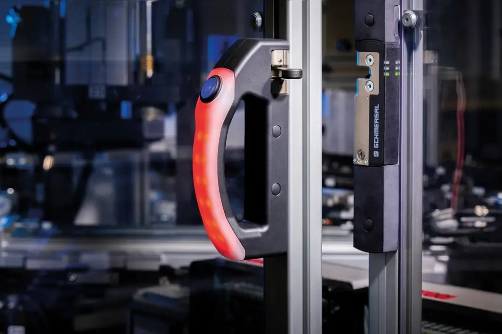 Sicherheitstürgriff in einer Industrieumgebung.