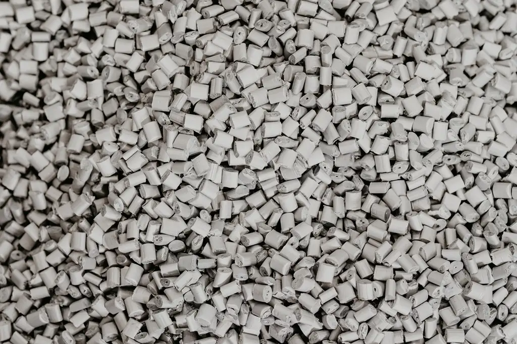 Graue Kunsstoff-Pellets