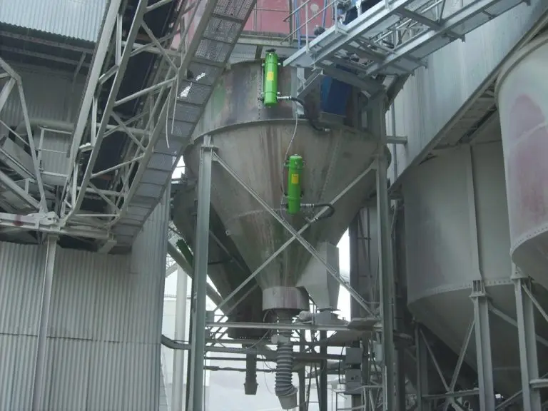 Zwei Druckluftbehälter, die außen an einem Silo angebracht wurden