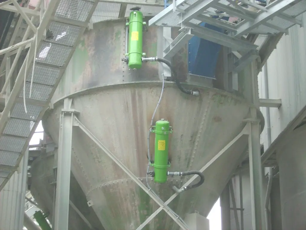 Zwei Druckluftbehälter Nahaufnahme an einem Silo