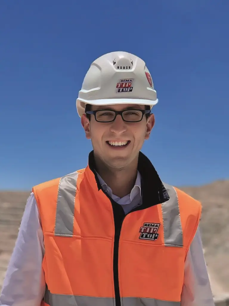 Daniel Kasperek mit Helm und Sicherheitsweste.