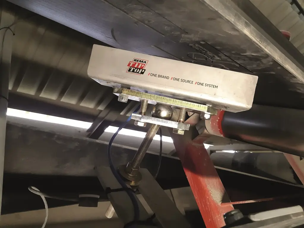 Transmitter unter einem Förderband