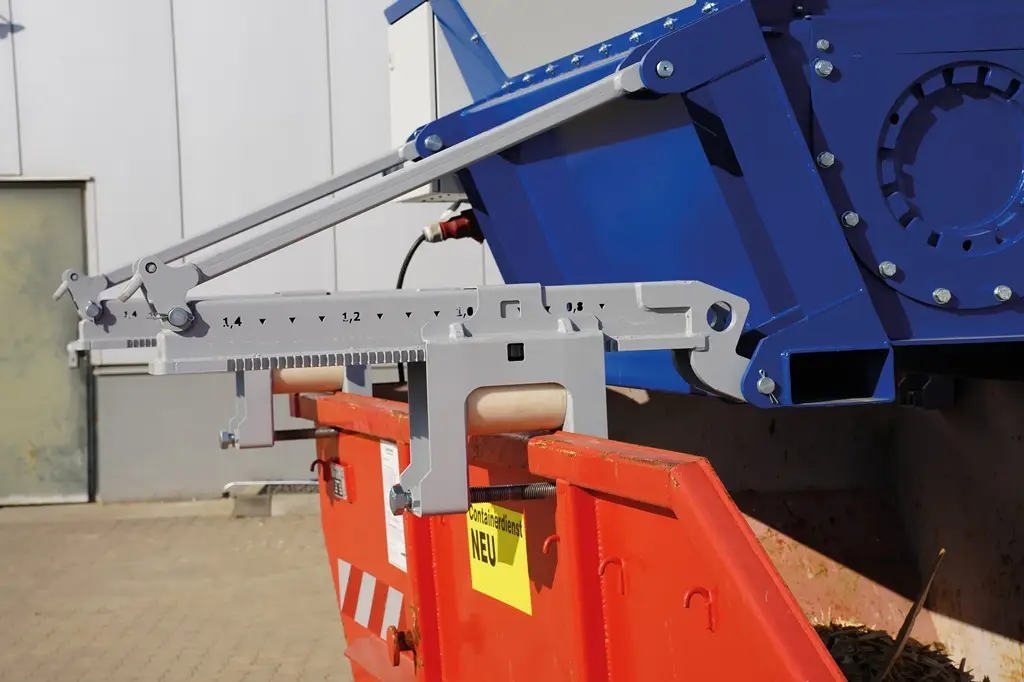 Zoom auf die Universalbefestigung des Zerkleinerers auf Containern unterschiedlicher Größe