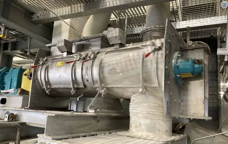 Ein Industriemischer in einer Produktionshalle bei Zirngibl.