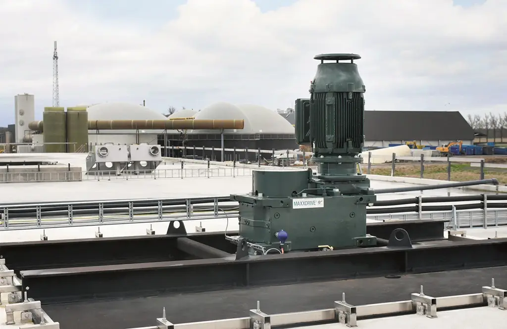 Biogasanlage, die durch eine Antriebssystem betrieben wird.