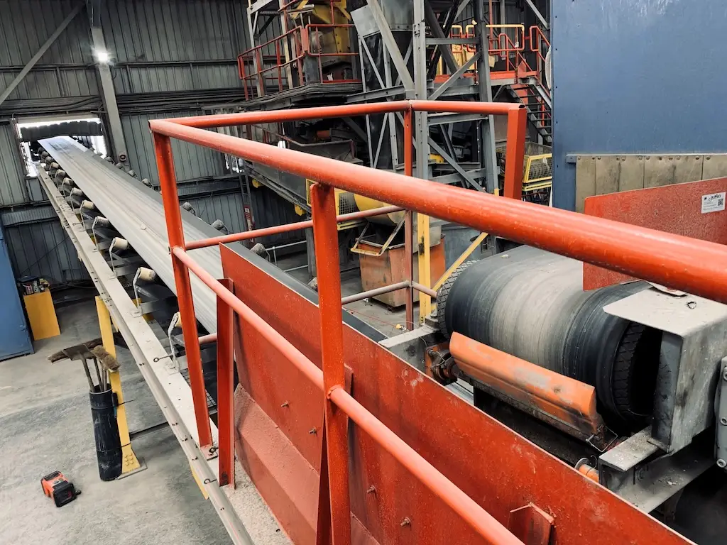 Förderbandreiniger zur Verbesserung von Recyclingprozessen