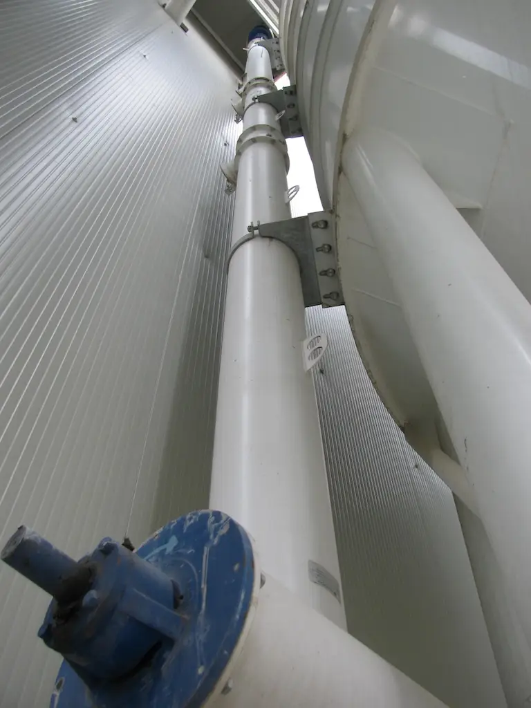 Vertikales Rohr an Silo