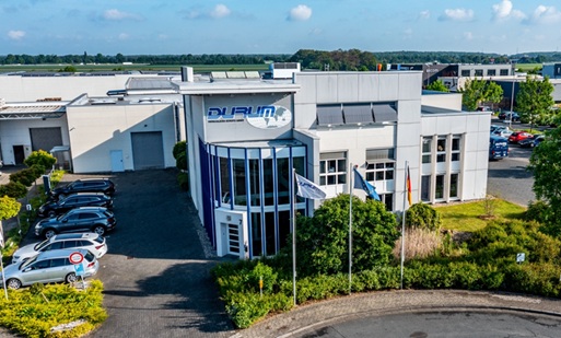 Firmengebäude der DURUM Verschleißschutz GmbH aus erhöhter Perspektive