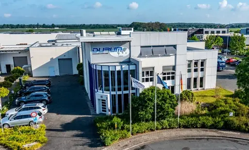 Firmengebäude der DURUM Verschleißschutz GmbH aus erhöhter Perspektive