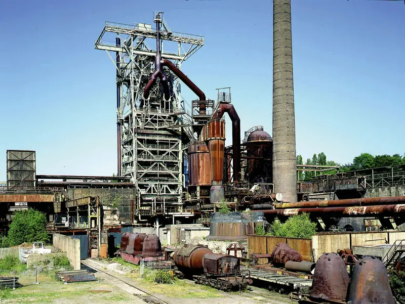 Bild des Museums-Werks Heinrichshütte in Hattingen von Außen. Man sieht den Schornstein und den Hochofen