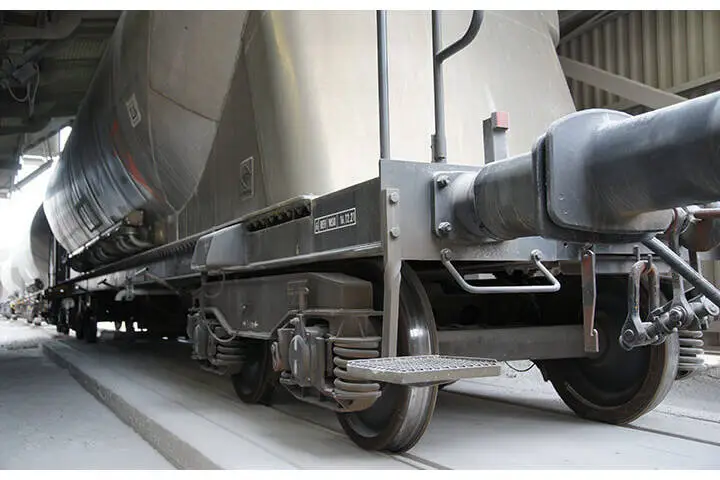 Eine Unterflur Gleiswaage von unten nach oben Fotografiert mit einem Wagon auf der Waage