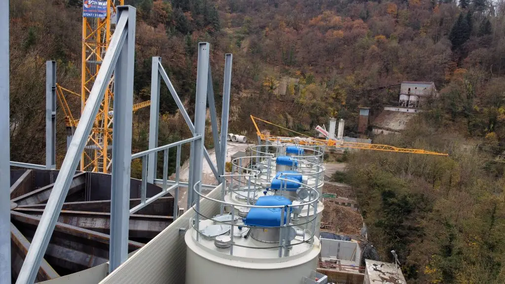 Blick von oben auf mehrere Silos mit einem Filtersystem bei Transportbeton Weinheim