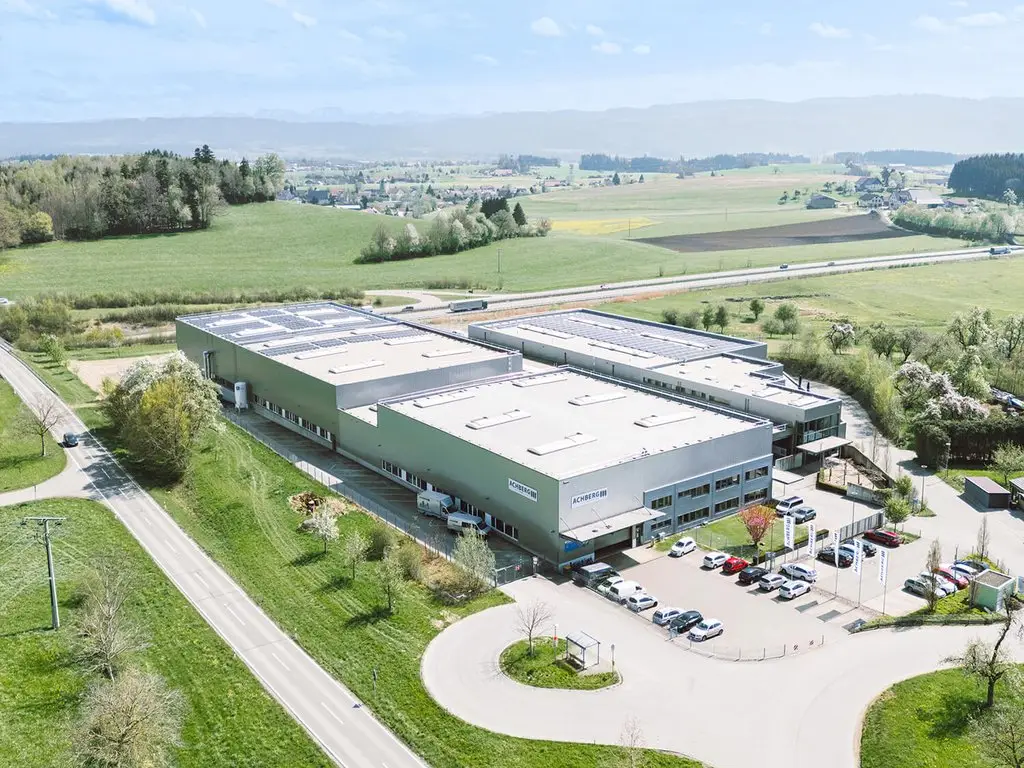 Drohnensicht auf das Achberg Produktions- und Verwaltungsbebäude im ländlichen Raum