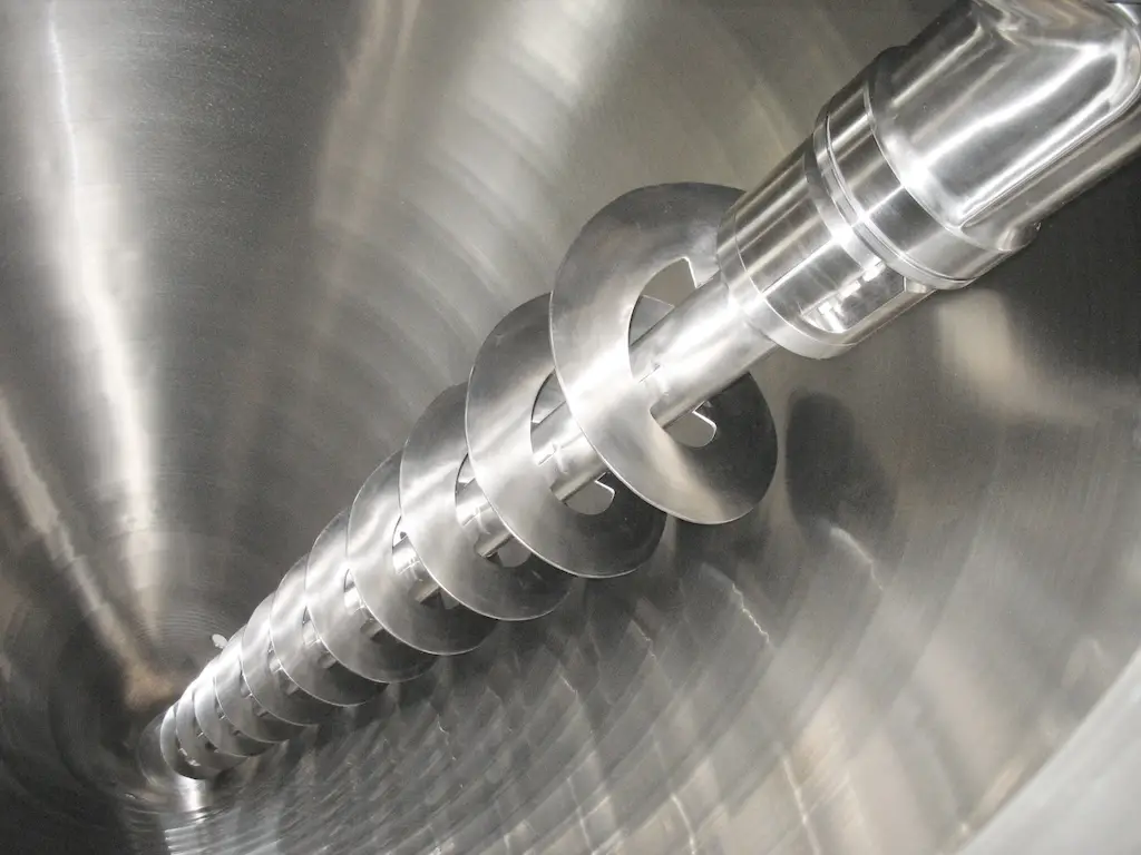 Metallische Spirale in einem metallenen Gefäß.